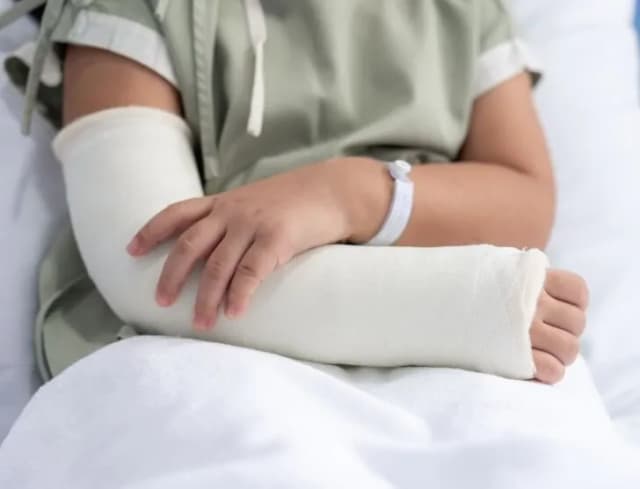 Złamanie łokcia ile gips – ile czasu musisz nosić gips? Złamanie łokcia ile gips – ile czasu musisz nosić gips?