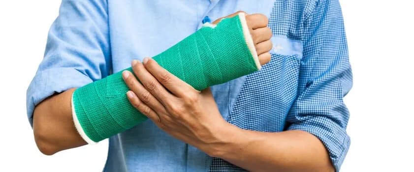 Złamana ręka – ile czasu trzeba nosić gips i co dalej? Złamana ręka – ile czasu trzeba nosić gips i co dalej?