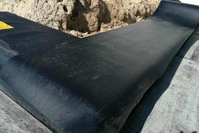 Jaka papa na izolację poziomą? Wybierz najlepsze rozwiązanie dla fundamentów Jaka papa na izolację poziomą? Wybierz najlepsze rozwiązanie dla fundamentów