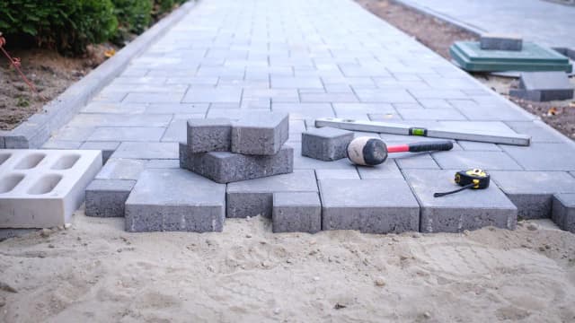 Jaką podsypkę pod kostkę brukową wybrać, by uniknąć problemów? Jaką podsypkę pod kostkę brukową wybrać, by uniknąć problemów?