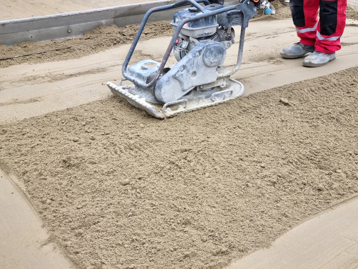 Piasek czy żwir pod kostkę: co wybrać, aby uniknąć problemów? Piasek czy żwir pod kostkę: co wybrać, aby uniknąć problemów?