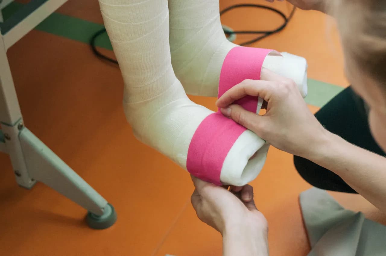 Pieczenie pod gipsem jest normalne? Sprawdź, co to oznacza dla Ciebie Pieczenie pod gipsem jest normalne? Sprawdź, co to oznacza dla Ciebie