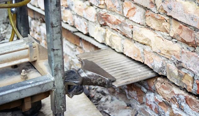 Jak zrobić izolację poziomą w starym budynku, aby uniknąć wilgoci? Jak zrobić izolację poziomą w starym budynku, aby uniknąć wilgoci?