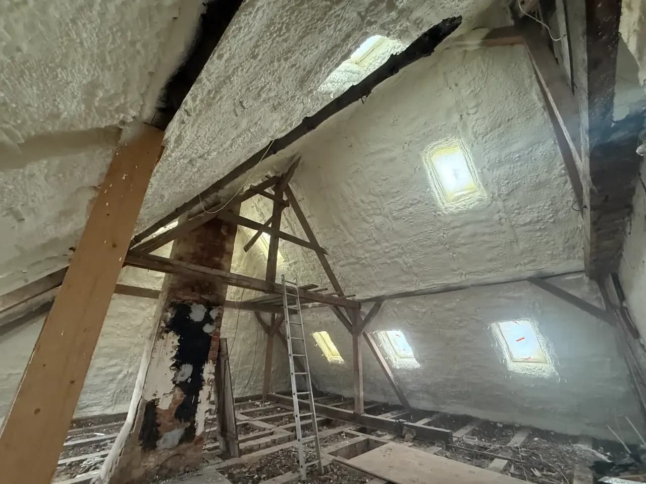 Izolacja poddasza wełna czy pianka - co wybrać, aby zaoszczędzić? Izolacja poddasza wełna czy pianka - co wybrać, aby zaoszczędzić?